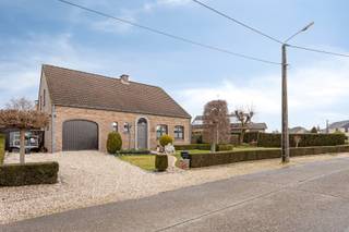 In het landelijke Mal bij Tongeren bevindt zich deze zeer aangename gezinswoning, gelegen in een rustige omgeving.INDELING:x ruime open inkomhal met...