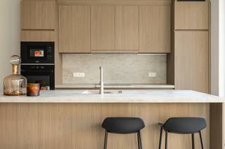 OPENDEURDAG OP WOENSDAG 4 FEBRUARI + ZATERDAG 7 FEBRUARI OP AFSPRAAK. ALLE APPARTEMENTEN ZIJN QUASI WOON- OF VERHUURKLAAR EN MOGELIJK AAN 6% BTW AAN TE KOPEN – U weet en ziet perfect wat u koopt en dit mogelijk aan 6% btw voor eigen bewoning of verhuring (onder voorwaarden). Bekijk alvast 1 van de 3 geheel afgewerkte modelappartementen.<br /><br />Op een strategische locatie in Zandhoven verrijst Residentie VEERTIEN, een nieuwbouwproject dat hedendaagse architectuur, verfijnd wooncomfort en toekomstgerichte technieken moeiteloos samenbrengt. Twee elegante bouwvolumes huisvesten 33 exclusieve appartementen en 1 hoogwaardige commerciële ruimte, verbonden via een ondergrondse parkeerkelder. Wenst u graag een appartement aan de rustige binnenzijde of geniet u liever van wat passage? Residentie 14 heeft het allemaal.<br /><br />De appartementen onderscheiden zich door hun doordachte indeling, mooie lichtinval en aangename oppervlaktes van 71 m² tot 137 m² met ruime terrassen tot 45 m². Van één slaapkamer tot volwaardige gezinsappartementen: elke woonunit is ontworpen met gevoel voor licht, ruimte en kwaliteit. De commerciële ruimte van 252 m² biedt een uitstekende opportuniteit voor een onderneming die past binnen het premium karakter van het project.<br /><br />Technisch staat het project op een uitzonderlijk niveau. Met geothermische warmtepompen, vloerverwarming én -koeling, ventilatie C+, doorgedreven isolatie en zonnepanelen wordt een E-peil tot maximaal E20 bereikt. Dit resulteert in een comfortabel binnenklimaat, opmerkelijk lage energiekosten en een 50% vermindering van de onroerende voorheffing gedurende 5 jaar.<br /><br />Het terrein van 4.722 m² wordt omgevormd tot een stijlvolle en onderhoudsvriendelijke groene omgeving met verfijnde wandelpaden en autostaanplaatsen voorzien van laadpalen. Parkings en bergingen zijn apart aan te kopen. Foto's interieur zijn van verscheidene appartementen in dit project. Contacteer ons voor een zorgvuldige selectie van appartementen volgens uw criteria.