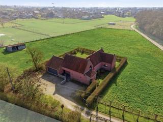 Droom je van wonen in alle rust, omringd door groen en ruimte? Dan zal deze ruime woning op een uitzonderlijk perceel van maar liefst 9.741 m²...