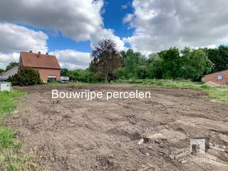 Bouwgrond open bebouwing met vergunning voor woning Troeven van de bouwgrond:+ Mooi vlak perceel+ Centrale ligging+ Alle voorzieningen gelegen in een...