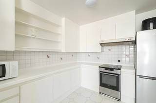 Appartement te koop – Markt 23 W3, Zele – €259.000. Nieuw TE KOOP via Capston: dit aangename appartement bevindt zich op een absolute toplocatie in het hart van Zele, aan de Markt. Winkels, horeca en openbaar vervoer liggen allemaal op wandelafstand, wat zorgt voor optimaal wooncomfort. Het appartement is gelegen op de eerste verdieping van een verzorgd gebouw met lift en beschikt over een zuidgericht terras aan de rustige achterzijde. De indeling omvat een lichtrijke leefruimte, een ingerichte keuken, 2 slaapkamers en een badkamer. Het appartement is vrij bij akte, wat het ook interessant maakt als investering. Troeven op een rij: Centrale ligging aan de Markt van Zele, 2 slaapkamers, Eerste verdieping met lift, Zuidgericht terras, EPC: 176 kWh/m² – Label B (geen renovatieverplichting), P-score: A | G-score: A, Stedenbouwkundige info: Wg, Gmo, Gvkr, Gvv, Vg, Een ideale opportuniteit voor wie comfortabel en centraal wil wonen of op zoek is naar een zorgeloze investering. GRATIS SCHATTING!