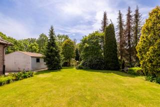 Ruim, instapklaar landhuis op een perceel van 2055 m² met mooi aangelegde tuin.Deze laagbouwwoning is prima onderhouden en combineert optimale...