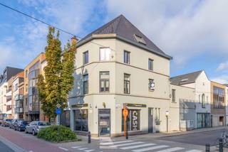 LiggingDe commerciële ruimte is gelegen aan de Antwerpsesteenweg nabij het centrum van Gent. Op wandelafstand van het station Gent-Dampoort. Een...