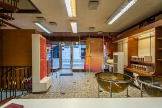 <strong>Op zoek naar een renovatieproject met mogelijkheden én fiscaal voordeel?</strong> Deze woning met voormalige handelsruimte ligt op een <strong>perceel van 450 m²</strong>, heeft <strong>een gevelbreedte van 17,5 meter</strong> en<strong> een zonnige zuidgerichte tuin.</strong> Dankzij de reeds toegekende functiewijziging is het pand erkend als woonfunctie, waardoor u kan genieten van 2% registratierechten bij aankoop van uw enige en eigen woning in plaats van 12%.<br /><br />De indeling vandaag:
<ul>
	<li>Volledig <u>onderkelderd </u>met mazouttank en brander</li>
	<li><u>Gelijkvloers</u>: handelsruimte met mooie etalage, gastentoilet, woonkamer en keuken met zicht op de tuin</li>
	<li><u>Eerste verdieping</u>: 3 slaapkamers en een badkamer</li>
	<li>Ruime <u>zolder </u>met extra mogelijkheden</li>
</ul>
Troeven van deze eigendom:

<ul>
	<li>Perceel van 450 m² met zuidgerichte tuin</li>
	<li>Royale gevelbreedte van 17,5 meter</li>
	<li>Handelsruimte die polyvalent benut kan worden</li>
	<li>Functiewijziging reeds in orde → 2% registratierechten i.p.v. 12%</li>
	<li>Volledig onderkelderd, veel bergruimte</li>
	<li>Centrale ligging met goede bereikbaarheid</li>
</ul>
<strong>Een unieke kans voor wie op zoek is naar een woning met potentieel, ruimte en een financieel voordeel! </strong><br /><strong>Contact: +32 460 966 599 of <u>info@dekeyser.immo</u>.</strong>