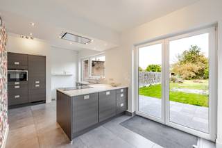 <p><span>Op een rustige, goed bereikbare locatie, op slechts tien minuten fietsen van het centrum van Aalst en vlak bij Herdersem, bevindt zich deze instapklare gezinswoning. Dankzij de nabijheid van winkels, scholen en openbaar vervoer combineert deze woning comfortabel wonen met een praktische ligging. </span></p><p><span>De woning onderscheidt zich door haar doordachte indeling en aangename sfeer. De leefruimte vormt het hart van het huis: een lichtrijke, gezellige plek met open haard en een eetgedeelte dat in open verbinding staat met de moderne keuken. Deze keuken is uitgerust met een centraal eiland en kwalitatieve toestellen ideaal voor wie graag kookt en samenkomt. </span></p><p><span>Via de inkomhal, voorzien van vestiaire en gastentoilet, kom je in het woongedeelte. Op de bovenverdieping bevinden zich drie ruime slaapkamers en een elegante badkamer met bad-douchecombinatie, dubbele wastafel en toilet. Een extra berging biedt bijkomende opbergruimte. </span></p><p><span>Buiten is het heerlijk vertoeven in de diepe, westgerichte tuin met zonneterras. De oprit aan de zijkant biedt plaats aan meerdere wagens, terwijl de ruime garage met elektrische poort directe toegang geeft tot de tuin een groot pluspunt op het vlak van comfort en gebruiksgemak. </span></p><p><span>Ook technisch is de woning volledig up-to-date: een </span><span>EPC-label C</span><span>, </span><span>zonnepanelen met thuisbatterij</span><span>, </span><span>vernieuwde elektrische installatie</span><span>, </span><span>centrale verwarming op gas</span><span> en </span><span>aircos</span><span> zorgen voor energie-efficiëntie en modern wooncomfort. </span></p><p><span>Kortom, deze woning biedt alles wat een hedendaags gezin nodig heeft ruimte, licht, comfort en een gunstige ligging. </span></p><p><span> </span></p><p><span>Voor meer informatie en/of een bezoek, contacteert u Didier van Immo Zone op het nummer 0476/ 73. 17. 99.</span></p>