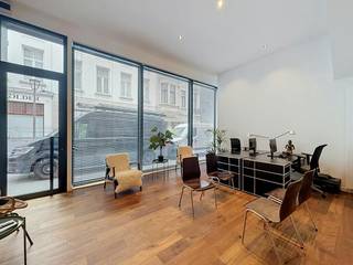 This modern 62 m² single-storey commercial building on the Hopland has a large glass window for maximum visibility. The property has a practical layout with a commercial area, a convenient basement for extra storage, a kitchenette and a separate toilet. Perfectly ready to move into at an A-location.<br /><br />Layout:<br />- open commercial space<br />- kitchenette<br />- separate toilet<br />- basement<br /><br />Extra benefits:<br />- large windows<br />- A location<br />- excellent visibility<br />- ready to move in<br />- no monthly fixed costs<br /><br />Would you like more information or a site visit? Please contact us at antwerpen@dewaele.com or 03 206 76 76.