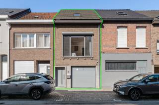 Op een gunstige locatie nabij het centrum van Niel bevindt zich deze ruime en instapklare gezinswoning. De woning werd in 2017 grondig gerenoveerd en combineert een moderne afwerking met bijzonder veel ruimte. Vier slaapkamers, een diepe inpandige garage en een aangename tuin maken dit tot een ideale thuis voor een gezin.<br /><br /> De woning is te betreden via de inkomhal met apart gastentoilet en handwasser. Vanuit de hal is er rechtstreekse toegang tot de ruime inpandige garage met sectionale poort en de berging. <br /><br />Achteraan bevindt zich de bijzonder ruime en lichtrijke leefruimte, met voldoende plaats voor een gezellige zithoek en een ruime eetplaats. De brede raampartijen zorgen voor veel natuurlijke lichtinval en geven rechtstreeks uit op de veranda. De pelletkachel vormt een gezellige aanvulling en zorgt voor extra warmte tijdens de koudere maanden. <br /><br /> De moderne open keuken sluit mooi aan op de leefruimte en beschikt over veel kastruimte en een praktische vaste zitbank. De keuken is uitgerust met een oven, microgolfoven, koelkast en diepvriezer van Siemens, een vaatwasser van Bosch, een inductiekookplaat, een ingebouwde dampkap en een dubbele spoelbak. Een grote lichtkoepel brengt ook aangenaam daglicht binnen. <br /><br /> Op de eerste verdieping geeft de nachthal toegang tot twee slaapkamers. Aan de voorzijde bevindt zich de ruime hoofdslaapkamer, terwijl de tweede slaapkamer aan de achterzijde is gelegen. De verzorgde badkamer is uitgerust met een douche, toilet en lavabomeubel. In de nachthal zorgen ingemaakte kasten voor bijkomende praktische bergruimte. <br /><br /> De bovenste verdieping werd eveneens volwaardig ingericht en omvat nog twee slaapkamers. Dankzij de dakramen genieten beide kamers van een mooie natuurlijke lichtinval. Een van de kamers beschikt bovendien over ingemaakte kastruimte. In totaal telt de woning dus vier slaapkamers, waarbij de kamers ook flexibel kunnen worden gebruikt als bureau, hobbyruimte of speelkamer. <br /><br /> Vanuit de leefruimte is er toegang tot de veranda en de volledig afgesloten tuin. De beplanting zorgt voor de nodige privacy, terwijl de tuinberging achteraan extra opslagruimte biedt. <br /><br />Troeven:<br />+ Gunstige locatie<br />+ Instapklaar<br />+ Renovatie in 2017<br />+ Inpandige garage<br />+ Geïsoleerd dak<br />+ Veertien zonnepanelen<br /><br />Interesse in dit eigendom? Contacteer ons via 03 337 50 70 of info@vbvastgoed.be voor meer informatie of een bezoek ter plaatse.