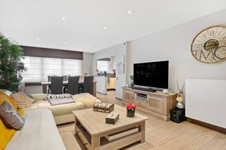 Dit gezellig en perfect instapklaar appartement bevindt zich op de eerste verdieping van een appartementsblokje in een toffe residentiële wijk, vlakbij het centrum van Stabroek. Scholen, winkels en openbaar vervoer zijn allen in de nabije omgeving aanwezig. U komt het appartement binnen via een inkomhal met nis voor vestiaire en handige ingemaakte kasten. Verder vindt u hier een ruime en lichte woonkamer met volledig geïnstalleerde, open keuken, een berging, 2 volwaardige slaapkamers en een badkamer met inloopdouche, toilet en wastafel met meubel, spiegel- en kolomkast. Vanuit de master-bedroom heeft u toegang tot een gezellig balkonnetje aan de achterzijde. Dankzij de oriëntering op het westen kan u hier heerlijk van de avondzon genieten. Alle ramen van het appartement werden tevens voorzien van rolluiken. Bij het appartement hoort verder nog een privatieve garagebox, gesitueerd achter het appartementsgebouw. Deze garage is niet in de vraagprijs inbegrepen en dient verplicht bij aangekocht te worden voor €25.000. Gem. kosten: €180/maand, incl. voorschot gas, water, syndicus, poets gang,... 