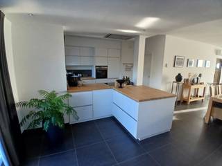 Bent u op zoek naar een recente, energiezuinige woning waar u zonder renovatiewerken meteen kunt intrekken ? Dan is deze verzorgde halfopen bebouwing in Verrebroek zeker een bezoek waard.<br />Deze woning, gebouwd in 2011, combineert hedendaags wooncomfort met een uitstekende energieprestatie (EPC-label A). De woning heeft 10 zonnepanelen (350 wpiek elk en 2 lucht-lucht warmtepompen voor koeling en verwarming). Dankzij de praktische indeling, de lichtrijke leefruimtes en de aangename buitenomgeving is dit de ideale gezinswoning.<br />De woning is gelegen in een rustige, groene omgeving met vlotte verbinding naar de Waaslandhaven en de E34.<br />Indeling: Op het gelijkvloers bevindt zich de inkomhal, het gastentoilet en de ruime leefruimte met open keuken. (volledig uitgerust met Siemenstoestellen, de leefruimte en de keuken hebben vloerverwarming). Aan de keuken grenst ook een mooie berging waar wasmachine en droogkast hun plaats hebben. Vanuit de lichtrijke leefruimte heeft u rechtstreeks toegang tot het recent aangelegde terras en de tuin (bereikbaar via zij-ingang). Op de verdieping zijn er drie volwaardige slaapkamers (20, 12 en 6 m² waarvan 2 met wandkasten) en een comfortabele badkamer (bad, inloopdouche, hangtoilet en dubbele wastafel) welke vloerverwarming heeft met aparte thermostaat.<br />Bij de aankoop van deze halfopen bebouwing dient een overdekte staanplaats verplicht mee aangekocht te worden aan € 10.000.<br />Indien uw interesse gewekt werd, aarzel niet om deze woning te bezoeken tijdens het bezichtigingsweekend van zaterdag 12 september 2026 (10u tot 16u) of zondag 13 september 2026 (10 u tot 13u)<br />Afspraak via mail ginovers69@hotmail.com of via het nummer 0497449425.