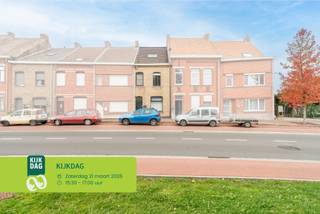 Ben je op zoek naar een betaalbare woning met 4 slaapkamers op een centrale ligging te Ronse? Gevonden!<br /><br />Deze woning bevindt zich in het centrum van Ronse met onmiddellijke toegang tot de Kruisstraat waarlangs je onmiddellijk Ronse kan uitrijden. Alle faciliteiten zijn dus stapvoets te bereiken. Mits enkele renovatiewerken kan je van deze woning een leuke thuis maken.<br /><br />Indeling:<br />-GLV: Via de inkomhal kom je rechts in het ruime bureel of rechtdoor in de leefruimte. Aansluitend volgt de keuken met berging. Er is tevens nog een badkamer.<br />-1stV: Twee zeer ruime slaapkamers.<br />-2deV: Twee kleinere slaapkamers.<br /><br />Spreekt deze woning jou aan en wens je hier een thuis van te maken? Maak snel een afspraak voor een bezoek ter plaatse.