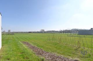 Deze prachtige halfopen bebouwing combineert modern comfort, duurzaamheid en een doordachte indeling. Bovendien kunt u nog profiteren van het verlaagde btw-tarief van 6%, wat deze woning extra aantrekkelijk maakt!<br /><br />Bij binnenkomst wordt u verwelkomd in een ruime inkomhal met afzonderlijk toilet. De lichtrijke leefruimte sluit naadloos aan op de halfopen keuken, volledig uitgerust met kwalitatieve AEG-toestellen. Aansluitend is er een praktische berging.<br /><br />Op de eerste verdieping bevinden zich drie ruime slaapkamers en een stijlvolle badkamer met dubbele wastafel, ligbad en inloopdouche (met antikalkglas). Eveneens een afzonderlijk toilet.<br /><br />De zolderverdieping als multifunctionele ruimte die naar wens kan worden ingericht als extra slaapkamer, speelkamer of hobbyruimte is een echte troef. Een douchecel kan hier eveneens worden voorzien.<br /><br />Buiten geniet u van een gezellig terras en een mooie tuin.<br />Daarnaast is er de mogelijkheid om de achterliggende weide van 1.336 m² bij aan te kopen.<br /><br />Bijzonder energiezuinig met o.a. warmtepomp op geothermie, 6 zonnepanelen, E-peil van 12 ((PB voorafberekening) , ...<br />Afgewerkt met moderne tegelvloeren op het gelijkvloers en in de badkamer, meerlagenparket in de slaapkamers, een stijlvolle trap in rubberwood, volle kern binnendeuren, ....<br /><br />Kortom; een energiezuinige topper!