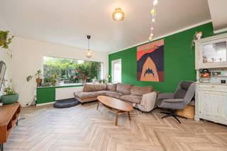 <p><span>Maison mitoyenne prête à emménager, comprenant 3 à 4 chambres, un garage et un jardin ensoleillé orienté ouest, située dans un emplacement de choix à Kontich</span></p><p><span> </span></p><p><span>C'est dans un emplacement exceptionnel, au 40 Kruisschanslei à Kontich, que se trouve cette maison mitoyenne rénovée. Grâce à son emplacement idéal, les écoles, les transports en commun, les commerces et autres commodités sont accessibles à pied ou à vélo. Une maison familiale idéale où confort, espace et situation centrale vont de pair.</span></p><p><span> </span></p><p><span>La maison a été entièrement rénovée en 2024. Les fenêtres, la façade, le toit et la cuisine ouverte, entre autres, ont ainsi été entièrement refaits. De plus, la maison bénéficie d’un label EPC B, ce qui contribue à une expérience de vie économe en énergie et tournée vers l’avenir.</span></p><p><span> </span></p><p><span>En entrant dans la maison, vous accédez à l’agréable pièce à vivre dotée d’une cuisine ouverte moderne. Elle donne directement sur la véranda, qui apporte un supplément de lumière et offre un accès agréable au jardin.</span></p><p><span>Au premier étage se trouvent deux chambres à part entière et une pièce de passage pratique pouvant parfaitement servir de bureau, de dressing ou de salle de jeux. La spacieuse chambre parentale est située dans les combles et dispose d’une salle de bains attenante, qui peut encore être légèrement aménagée selon vos goûts.</span></p><p><span> </span></p><p><span>De plus, cette maison offre tous les atouts pratiques dont une famille a besoin : une buanderie séparée, une cave offrant un espace de rangement supplémentaire, un garage et une allée.</span></p><p><span>Le jardin orienté ouest est l'endroit idéal pour profiter en toute tranquillité du soleil de l'après-midi et du soir.</span></p><p><span> </span></p><p><span>Les atouts en bref :</span></p><ul><li><span>Maison mitoyenne dans un emplacement de choix</span></li><li><span>Rénovation complète en 2024 (fenêtres, façade, toiture et cuisine)</span></li><li><span>3 chambres à part entière + pièce de passage</span></li><li><span>Cuisine ouverte donnant sur une véranda</span></li><li><span>Jardin orienté ouest</span></li><li><span>Garage et allée</span></li><li><span>Buanderie séparée et cave</span></li><li><span>Économe en énergie avec label EPC B</span></li><li><span>À proximité des écoles, des transports en commun et des commerces</span></li></ul><p><span>Vous recherchez une maison familiale prête à emménager dans un emplacement central à Kontich ? Alors cette maison vaut vraiment le détour.</span></p><p><span> </span></p><p><span>Vous souhaitez également obtenir une estimation gratuite de votre bien immobilier ? Contactez-nous dès aujourd’hui !</span></p><p><span>Sven@home4you.be</span></p><p><span> </span></p>
