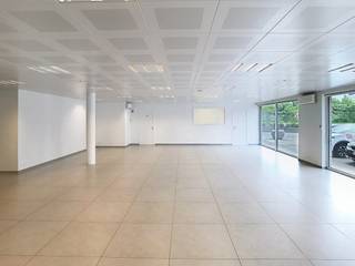 Thanks to the large windows and a façade width of 16 m, you can enjoy plenty of natural light and it is pleasant to work in the office. Office layout:- landscape office- separate meeting room, closed with a glass door- separate desk, with separate entrance- various storage spaces - kitchen- sanitary Are you looking for commercial real estate consisting of an office for rent in Roeselare? Do not hesitate to contact us on 051 21 22 23.