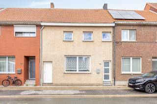Ben je op zoek naar een woning die je volledig naar eigen smaak kan opfrissen?<br />Dan biedt deze woning op de Heirbaan in Burcht heel wat mogelijkheden.<br /><br />Je betreedt de woning via de inkomhal, die toegang geeft tot de leefruimte en de keuken.<br />Verder bevindt zich op het gelijkvloers de badkamer en een praktische zij-ingang.<br />Dankzij de indeling bestaat bovendien de mogelijkheid om op het gelijkvloers een <strong>extra slaapkamer </strong>te creëren, wat de woning ook interessant maakt voor wie levenslang wil wonen.<br /><br />Op de verdieping bevinden zich <strong>drie slaapkamers,</strong> die voldoende ruimte bieden.<br />Buiten geniet je van een terras en tuin.<br />De woning dient volledig opgefrist te worden, maar vormt een uitstekende basis voor wie op zoek is naar een woning met potentieel op een centrale ligging in Burcht.<br />Ook een interessante opportuniteit voor handige harry's of investeerders.<br /><br />Bron bewoonbare oppervlakte : EPC - certificaat<br />Renovatieverplichting residentiële gebouwen van toepassing.<br />https://www.vlaanderen.be/een-huis-of-appartement-kopen/renovatieverplichting-voor-residentiele-gebouwen<br /><br />In de nabijheid bevinden zich winkels, scholen en het openbaar vervoer en op een wip ben je veilig in het centrum van Antwerpen.<br />Wat denk je?  Bel ons snel op 03/775.78.79.<br />Ben je ook van plan jouw eigendom te verkopen? Maak een afspraak voor een gratis schatting, wij maken er samen een succesverhaal van.