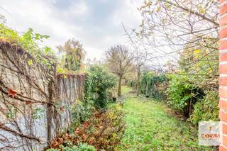 In deze rustige straat, grenzend aan de Bourgoyen-Ossemeersen en op wandelafstand van het park Claeys Bouüaert, winkels, scholen en openbaar vervoer, vindt u deze gesloten bebouwing met een <strong>grote zuidgerichte tuin</strong>. De woning heeft nood aan een <strong>grondige renovatie</strong>. Enkel het dak en de ramen aan de voorzijde zijn afgelopen jaren gerenoveerd. <br /><br />Op het gelijkvloers komt u binnen via de inkomhal waarna u naar de <strong>voorplaats </strong>gaat, dewelke aansluit op de woonkamer. Aansluitend bevinden zich de <strong>eetplaats </strong>en de <strong>keuken </strong>met toegang tot de tuin. Achterliggend is nog een handige berging. De woning heeft een <strong>diepe en zonnige tuin</strong> met zuidoriëntatie, een echte troef voor wie op zoek is naar rust en natuur.<br /><br />Het eerste verdiep geeft plaats aan de badkamer en de eerste <strong>twee slaapkamers</strong>. De <strong>zolderverdieping</strong>, toegankelijk via vaste trap, is grotendeels afgewerkt en doet vandaag<strong> </strong>dienst als <strong>derde, ruime slaapkamer</strong>.<br /><br />Deze woning is de ideale kans voor wie op zoek is naar een woning in een aangename buurt, en zijn eigen goesting en smaak wil toepassen bij het renoveren! Wenst u een afspraak, neem dan contact op met Theo voor uw bezoek ter plaatse: theo@convas.be