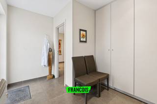 Gelegen aan het Prinses Stefanieplein treffen we dit instapklaar handelspand aan. Centraal gelegen en vlot bereikbaar, geniet dit pand een...