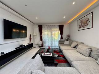 Cette maison familiale parfaitement entretenue et prête à être emménagée combine espace, lumière et confort dans un excellent emplacement. Le...