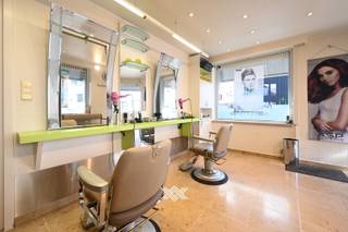 Dit veelzijdige handelshuis bevindt zich op een absolute toplocatie in Gent, op wandelafstand van het historisch centrum en het station Gent-Sint-Pieters. Dankzij de nabijheid van belangrijke invalswegen zoals E17, E40 en R40 geniet u van een uitstekende bereikbaarheid. Alle voorzieningen zoals winkels, scholen, openbaar vervoer en ontspanning liggen binnen handbereik, wat zorgt voor een uitstekende mobiscore van 9,6/10. <br /><br />Het gelijkvloers omvat een volledig ingericht kapsalon, instapklaar voor wie een bloeiende zaak wil verderzetten of een eigen concept wil uitbouwen. Naast het kapsalon bevindt zich een studio met aparte ingang, voorzien van een leefruimte, keuken, badkamer en toilet. Het handelshuis kan ook volledig omgevormd worden tot een eengezinswoning (zonder commerciële plint). <br /><br />Op de bovenverdieping vindt u een ruim appartement met twee slaapkamers, een lichtrijke leefruimte, een ingerichte keuken, een badkamer met ligbad en een zonnig terras. De indeling is functioneel en comfortabel, met veel lichtinval en privacy. <br /><br />Dit pand biedt een unieke kans voor ondernemers, investeerders of gezinnen op een toplocatie in Gent. Zowel het appartement als de studio worden momenteel vlot verhuurd aan een trouwe en correct betalende huurder (€ 1.450/maand). De huuropbrengst van 29.400 euro per jaar (incl. kapsalon) garandeert een netto rendement van maar liefst 5,8%.