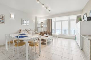 Instapklaar appartement met schitterende ligging pal aan de Zeedijk, op enkele passen van de winkelstraat van Koksijde-Bad, horecazaken en...