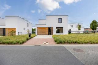 Kleinschalig topproject te Millegem.<br /><br />In het centrum van Mol-Millegem, in een kindvriendelijke en rustige omgeving, staat dit nieuwbouwproject bestaande uit vier halfopen bebouwingen en één open bebouwing, die allemaal tot in de puntjes zijn afgewerkt. <br />Het project biedt comfort en ruimte die u van een moderne woning mag verwachten.<br /><br />Elke woning is ontworpen met aandacht voor licht, functionaliteit en duurzaamheid. Ze beschikken allemaal over volledig geïnstalleerde keuken, parket, 3 slaapkamers, ruime moderne badkamer, 2 toiletten, grote wasberging (inclusief ingemaakte kasten, wasmachine en droogkast), inpandige garage met automatische poort, afgesloten tuin (wordt bij verkoop nog uitgevoerd),… De aangelegde voortuin met avondverlichting, de oprit met geplaatste brievenbus, de ingelegde mat aan de voordeur, de vliegenramen, de ingemaakte kasten, de stalen deur met glas, alle toestellen in de keuken en de berging, de schilderwerken van boven tot onder, tot en met de kapstok in de inkomhal… Er is werkelijk aan alles gedacht om verhuizen zo makkelijk mogelijk te maken.<br /><br />Naast esthetiek staat ook energiezuinig wonen centraal. De woningen zijn quasi energieneutraal en uitgerust met vloerverwarming met warmtepomp, ventilatiesysteem D en zonnepanelen, waardoor u niet alleen geniet van een aangenaam binnenklimaat, maar ook van een lage energiefactuur. <br /><br />De combinatie van hedendaagse architectuur, hoogwaardige materialen en duurzame technieken maakt dit project tot een ideale keuze voor gezinnen die waarde hechten aan comfort, kwaliteit en toekomstgericht wonen.