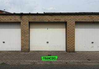 Deze garage, gelegen in Hertsvelde in Sint-Andries, biedt een uitstekende opportuniteit voor wie op zoek is naar extra opslagruimte of een veilige plek voor het stallen van voertuigen.<br /><br />De ligging is ideaal: rustig en toch vlot bereikbaar, met een centrale ligging nabij belangrijke verbindingswegen.<br /><br />Sint-Andries biedt tal van voorzieningen en is uitstekend verbonden met het Brugse centrum. Profiteer van de praktische locatie en de ruime mogelijkheden die deze garage biedt!<br /><br />Deze garage is samen aan te kopen met deze links ervan.