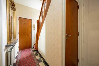 <p><strong>Half-open bebouwing met potentieel, nabij centrum van Schoten</strong><br />Op zoek naar een <strong>ruime gezinswoning</strong> met potentieel?<br />Dan is deze <strong>half-open bebouwing</strong> gelegen in Schoten precies wat u zoekt!<br /><br /><strong>Indeling – gelijkvloers</strong><br />Via de <strong>inkomhal </strong>hebben we toegang tot het<strong> gastentoilet + handenwasser. </strong>Verder bereiken we de <strong>gezellige leefruimte</strong>, momenteel ingericht als een <strong>zithoek</strong> en<b> eetkamer</b>. Aansluitend vinden we de <strong>geriefelijke keuken</strong> met toegang tot de <strong>veranda </strong>met zicht op de gezellige tuin.<br /><br /><strong>Indeling – eerste verdieping</strong><br />De eerste verdieping omvat 3 <strong>slaapkamers. </strong>Verder de <strong>badkamer </strong>voorzien van zitbad, lavabo en toilet.<strong> </strong><br /><br /><strong>Indeling – tweede verdieping</strong><br />Op de tweede verdieping bevindt zich de <strong>zolder</strong>, te bereiken via vlizo-trap.<br />Deze enorme ruimte heeft het <strong>potentieel </strong>voor <strong>2 slaapkamers of een ruime masterbedroom met dressing</strong>.<br /><br /><strong>Buitenruimte</strong><br />Vooraan vindt u een zonnige <strong>voortuin </strong>en de <strong>ruime oprit </strong>met plaats voor meerdere voertuigen.<br />Achteraan treffen we de de <strong>ruime garage </strong>voorzien van elektriciteit en de oostelijk gerichte <strong>tuin</strong>.<br /><br /><strong>Extra informatie</strong><br />✔ <strong>EPC E-label</strong> – 449 kWh/(m²/j)<br />✔ <strong>Asbestveilig!</strong><strong><br /></strong>✔ Ruime <strong>zolderverdieping </strong>met potentieel<br />✔ Nabij <strong>centrum </strong>van <strong>Schoten</strong><br />✔ Wordt verkocht onder het <strong>registratiestelsel</strong><br /><br /><strong>Interesse?</strong><br />Laat deze opportuniteit niet aan u voorbijgaan!<br />📞 03/568 03 03<br />✉️ info@vastgoed03.be<br />👉 Vastgoed 03 – plan vandaag nog uw bezoek!</p>