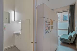 <p>Deze studentenkamer ontdek je in een goed onderhouden complex dat werd gebouwd in 2015, centraal gelegen in de gegeerde Universiteitsbuurt. Deze wijk bevindt zich in het kloppende hart van ’t stad en heeft bovendien zijn naam niet gestolen, met tal van campussen slechts op een steenworp afstand sta je in een mum van tijd in de les.</p>
<p>De kamer zelf baadt in natuurlijk daglicht en werd voorzien van een eigen badkamer met een douche, toilet en lavabo in meubel. Dankzij de praktische indeling en het gebruik van een mezzanine wordt elke vierkante meter ten volle benut. Verder kan je gebruik maken van de gemeenschappelijke tuin, dit is dé perfecte plek om heerlijk te vertoeven tijdens blokpauzes. Ook werd er een gemeenschappelijke keuken voorzien, die praktisch werd geïnstalleerd met het oog op dagelijks comfort.</p>
<p>Kortom is dit een perfecte kans voor wie zoekt naar een solide basis in zijn levendige studentenjaren!</p>
<p><strong>Maandelijkse kosten:</strong> Provisie van € 102,70/maand (wordt per kwartaal opgevraagd, 1x per jaar volgt er een afrekening). Dit bedrag is inclusief water, elektriciteit, gas, onderhoud gebouw, camerabewaking, syndicus, verzekeringen, …</p>
<p>Momenteel verhuurd à € 595,00/maand wat zorgt voor € 7.140,00 op jaarbasis. Dit resulteert in een <strong>rendement van 4,90 %.</strong></p>
<p><strong>Technische gegevens: </strong>De keuken wordt 2x per week gepoetst, <strong>inwonende conciërge</strong> aanwezig!</p>
<p><strong>Stedenbouwkundige inlichtingen en bodemattest aanwezig. Bevindt zich niet in een risicozone voor overstromingen (P- en G-score C). Renovatieverplichting niet van toepassing. Asbestattest niet van toepassing gezien het complex gebouwd werd in 2015.</strong></p>