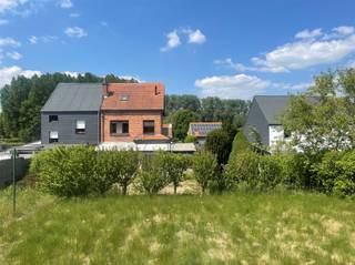 Cette maison unifamiliale prête à emménager mais ainsi à rénover a été construite en 1953 sur un terrain de 17a 25ca (deux parcelles de 4a 15ca et...
