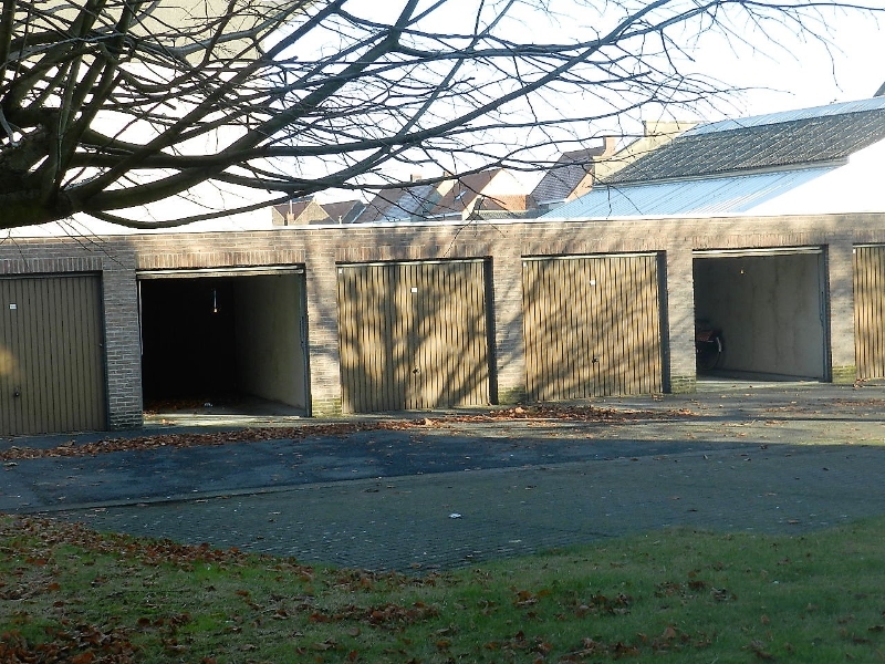 gemetste garagebox met kantelpoort in het centrum (achter Kerkplein 13)