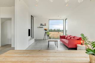 Op een absolute droomlocatie in Zedelgem bieden wij deze hoogwaardig afgewerkte villa te koop aan. Dit unieke stuk vastgoed is ontworpen door architect Jan Abbeloos en combineert tijdloze klasse met doordacht wooncomfort.<br /><br />Met een ruim perceel van 1081 m² en een bewoonbare oppervlakte van 240 m² geniet u hier van een perfecte balans tussen licht en ruimte. De villa valt op door haar strakke lijnen, een overvloed aan natuurlijke lichtinval en het gebruik van hoogwaardige, duurzame materialen. In het interieur zorgen strak ingewerkte deuren van Xinnix voor een naadloze en minimalistische uitstraling.<br /><br />Buiten treft u een prachtig aangelegde tuin aan, ontworpen door tuinarchitect Monbalieu. Het perceel is zo ingericht dat u er geniet van volledige privacy en een prachtig groen zicht. <br /><br />Indeling van het huis<br />Gelijkvloerse verdieping: <br />- Grote polyvalente ruimte, uitermate geschikt als speelkamer of hobbyruimte<br />- Aansluitende praktische wasplaats<br />- Kruipkelder met technische ruimte<br /><br />Eerste verdieping:<br />- Uitnodigende inkomhal<br />- Lichtrijke en ruime leefruimte te bereiken via een prachtige staalijzeren deur<br />- Open keuken van Geva, voorzien van kwalitatieve toestellen en hoogwaardige afwerking<br />- Eerste badkamer<br />- Slaapkamer 1 van 14m²<br />- Slaapkamer 2 van 12m²<br /><br />Eerste verdieping:<br />- Grote bureauruimte van 18m² met een panoramisch uitzicht over de omgeving<br />- Hoofdslaapkamer van 14m² met een aansluitende dressing en tweede badkamer met ligbad, douche en dubbele lavabo<br /><br />Buitenruimte:<br />- Prachtig door Monbalieu aangelegde tuin op een rustige agrarische locatie<br />- Sfeervol bijgebouw waar u in alle rust kunt ontspannen<br /><br />Troeven en bereikbaarheid:<br /><br />Deze exclusieve eigendom te Zedelgem combineert landelijke rust en maximale privacy met een vlotte bereikbaarheid. Belangrijke invalswegen, openbaar vervoer en het centrum van Zedelgem liggen op korte afstand. Een unieke kans voor wie een hoogwaardig afgewerkte villa wenst te kopen. Neem contact met ons op om deze bijzondere koop ter plaatse te ontdekken.<br /><br />De eigendom wordt aangeboden via de Pre-sale formule. Op 12/09/2026 tussen 10:00 en 12:00 kan u de woning op afspraak komen bezichtigen en een bod uitbrengen. De vermelde prijs is een instelprijs. Voor meer info, gelieve contact op te nemen met de dossierverantwoordelijke.<br /><br />Bestuursmaatregelen in het maatregelenregister: nee