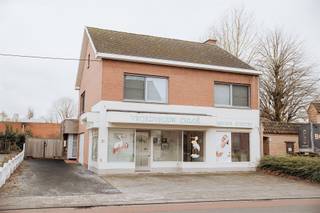 Commerciële handelsruimte met uitstekende visibiliteit in hartje VichteOp zoek naar een instapklare handelsruimte met maximale zichtbaarheid? Dit...