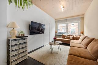[[ DIT PAND NEEMT DEEL AAN DE ERA OPEN HUIZEN DAG OP 13/6 VAN 14:30 TOT 15:30 ]]
<p>Te koop: halfopen woning in het centrum van Hamme, op wandelafstand van scholen en openbaar vervoer.</p>

<p> </p>

<p>Deze woning uit 1957 biedt een ruime indeling en een aangename ligging in een rustige straat. De grote tuin is een echte troef voor wie houdt van buitenruimte. Daarnaast beschikt de woning over een ruime zolder die extra mogelijkheden biedt, en een praktische berging voor al uw spullen. De combinatie van deze kenmerken maakt dit huis ideaal voor gezinnen die comfort en functionaliteit zoeken.</p>

<p> </p>

<p>Belangrijkste ruimtes:<br />• Ruime living (34 m²) met veel lichtinval<br />• Keuken (10 m²) met directe toegang tot de tuin<br />• Drie slaapkamers (18 m², 9 m², 18 m²)<br />• Badkamer (6 m²)<br />• Berging (13 m²) voor extra opslag<br />• Garage (9 m²)<br />• Inkomhal (9 m²)<br />• Zolder (45 m²) met veel potentieel</p>

<p> </p>

<p>Troeven:<br />• Grote tuin voor ontspanning en spel<br />• Ruime zolder met mogelijkheden<br />• Praktische berging voor opslag</p>

<p> </p>

<p>Neem vandaag nog contact op met uw ERA-makelaar voor een bezoek.</p>

<p> </p>

<p>JOUW DROOMHUIS. ZO GEVONDEN!</p>