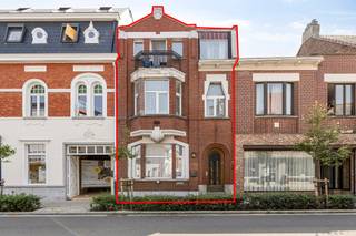 Ben je op zoek naar een unieke woonervaring in het hart van Zele?<br />Ontdek deze stijlvol gerenoveerde woning in het centrum van het bruisende Zele. Deze hedendaagse woning met een ruime leefruimte, 4 slaapkamers en 2 badkamers biedt luxe, comfort en privacy.<br /><br />🏡 Kenmerken van de woning: volledig gerenoveerd met kwalitatieve materialen<br />4 grote, lichtrijke slaapkamers <br />2 moderne badkamers incl 2 toiletten<br />Lichtrijke leefruimte met grote, praktische keuken  <br />Terras<br /><br />📍 Toplocatie:<br />Gelegen in de belangrijkste winkelstraat, met een perfecte verbinding met het openbaar vervoer en tot de belangrijkste invals- en autosnelwegen.<br /><br />👥 De indeling en oppervlakte van de woning maken het bijzonder geschikt voor een groot en/of samengesteld gezin.<br /><br />📅 Grijp deze kans om te wonen in een woning die comfort, stijl en community combineert!<br /><br />📩 Interesse? Neem vandaag nog contact op met Sabrina bij Immo Bia (0470/03.31.39 of sabrina@immobia.be) voor een bezichtiging.<br /> 