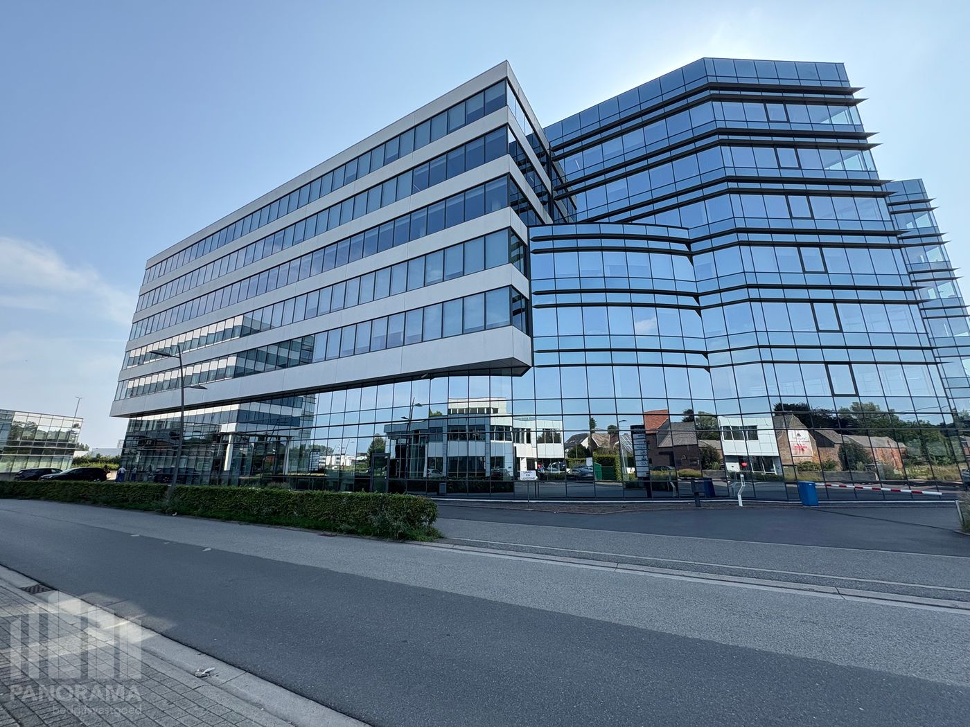 1.160 m² high-end kantoorruimte op topligging naast de E40 - foto 3