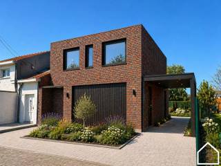 Nieuwbouwwoning te Houthulst.<br />Luxueuze instapklare half open woning met oprit en carport en zuidwestgerichte tuin in Houthulst.<br />Op zoek naar een luxueuze, volledig afgewerkte nieuwbouwwoning waar comfort, energiezuinigheid en hoogwaardige materialen centraal staan? Deze half open woning biedt alles om onmiddellijk zorgeloos te genieten.<br />Gelegen in een rustige doodlopende straat nabij het centrum combineert deze woning privacy met een vlotte bereikbaarheid. Met een bewoonbare oppervlakte van 165 m², een aanpalende carport en oprit en een volledig aangelegd perceel van 490 m², geniet je hier van ruimte en comfort op elk niveau.<br />Via de lichtrijke inkomhal met vestiaireplaats en apart gastentoilet kom je terecht in een ruime open leefruimte met moderne high-tech keuken. Grote raampartijen zorgen voor een aangename lichtinval en een directe connectie met het gezellige terras en de volledig aangelegde, zuidwest georiënteerde tuin.<br />Aansluitend aan de keuken bevindt zich een praktische berging/technische ruimte met extra toegang naar buiten. <br />Op de eerste verdieping bevinden zich 3 volwaardige slaapkamers, een bureau ruimte, en een luxueus afgewerkte badkamer met ligbad, inloopdouche, tweede toilet en dubbele lavabo. <br />Deze woning werd gebouwd met bijzondere aandacht voor kwaliteit en toekomstgericht wonen en is uitgerust met:<br />-	vloerverwarming op gelijkvloers en verdieping, individuele regeling per kamer
-	zonnepanelen
-	conforme elektrische intallatie
-	kwalitatief aluminium schrijnwerk
-	ventilatiesysteem
-	hoogwaardige vloer- en materiaalafwerking
-	volledig geplaatste verlichtingsarmaturen<br />Met een uitstekend E-peil van 6 en energielabel A geniet je van uitzonderlijk lage energiekosten.<br />Ook buiten zal alles volledig afgewerkt zijn: terras, oprit, paden, beplanting, afsluitingen enz…<br />Interesse? Contacteer ons vrijblijvend voor bijkomende informatie of een bezoek ter plaatse.
