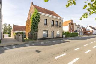 Deze projectgrond is gelegen op een gunstige en goed bereikbare locatie langs de Tieltstraat 85 in Pittem, samen met het rechter aanpalende perceel. Beide percelen vormen samen een ontwikkelingssite met een totale oppervlakte van 1.588 m².<br /><br />De ligging langs de Tieltstraat zorgt voor een goede bereikbaarheid en een vlotte verbinding met zowel het centrum van Pittem als de omliggende gemeenten. De site biedt dan ook een interessante opportuniteit voor projectontwikkelaars, bouwpromotoren of investeerders die op zoek zijn naar een locatie met potentieel voor een kwalitatieve residentiële ontwikkeling.<br /><br />Op basis van de huidige mogelijkheden kan de site worden aangewend voor de realisatie van 3 woningen, waarbij een combinatie van twee halfopen woningen en één gesloten bebouwing tot de mogelijkheden behoort. De ruime perceeloppervlakte biedt bovendien voldoende mogelijkheden om elke woonentiteit te voorzien van de nodige buitenruimte en parkeergelegenheid.<br /><br />PLUSPUNTEN:<br />* GUNSTIGE EN CENTRALE LIGGING<br />* GOEDE BEREIKBAARHEID<br />* TOTALE PERCEELSOPPERVLAKTE VAN 1.588 m²<br />* INTERESSANTE SITE VOOR PROJECTONTWIKKELING<br />* MOGELIJKHEID TOT REALISATIE VAN 3 WONINGEN<br />* 6% BTW BIJ AFBRAAK EN HEROPBOUW MOGELIJK (*)<br /><br />Een interessante opportuniteit voor wie op zoek is naar projectgrond met ontwikkelingsmogelijkheden op een goed gelegen locatie in Pittem.<br />Meer informatie over de stedenbouwkundige mogelijkheden en de beschikbare documentatie vindt u via 'Downloads' of is verkrijgbaar op aanvraag.<br /><br />(*) 6% btw onder voorbehoud van het voldoen aan de geldende wettelijke voorwaarden.