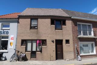 In het centrum van Stalhille, met een goede verbinding naar omliggende steden, treffen we deze volledig vernieuwde rijwoning aan.Deze woning wordt...