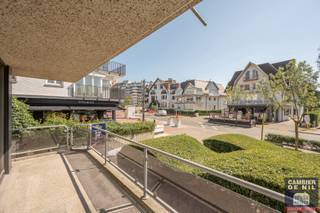 Sunny, furnished corner flat near the Albertplein.Layout: entrance hall with cloakroom and guest toilet, spacious living room with dining room and...