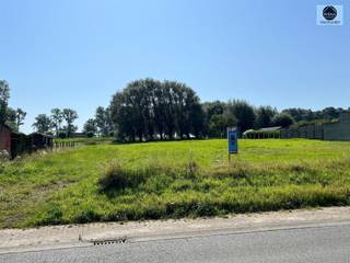 TERRAIN D'UNE SUPERFICIE DE 14 ARE 61 CAPrix indicatif : 149.000 eurosCe terrain situé au calme, à côté du n° 30, est propice à la construction d'une...