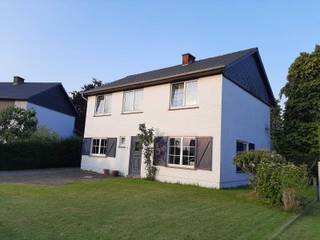 Charmante ruime gezinswoning op toplocatie.<br /><br />Op de rand van de stad, vlakbij winkels, scholen en openbaar vervoer, staat deze lichtrijke woning met vier slaapkamers en een ruime tuin. <br /><br />Deze woning beschikt over een ruime gerenoveerde leefruimte (37 m²) met veel lichtinval en een betoverend haardvuur. Er is een ruime keuken van 21m². Keuken en leefruimte geven uit op een veranda (26m²) die zich uitstrekt over de lengte van het huis. In de inkomhal vind je een apart toilet en de trap naar de eerste verdieping.<br /><br />De brede overloop op de eerste verdieping geeft uit op de vier comfortabele slaapkamers en de badkamer.<br />De zolder strekt zich uit over het huis en biedt eveneens potentieel voor een extra ruimte. Een deel van de zolder deed vroeger dienst als extra kamer. <br /><br />Los van het huis is een extra gebouw (30 m²) met een verdieping. Momenteel bevindt zich daar een dubbele garage en het op het verdiep was een werkatelier. Je kan met dit gebouw veel kanten uit.<br /><br />De grote zonnige tuin is echt een troef. Kinderen kunnen hier naar hartelust ravotten, maar je kan er ook volledig tot rust komen en je vindt er alle privacy die je nodig hebt.<br /><br />De woning heeft veel troeven maar ze heeft een beetje liefde nodig om het volle potentieel te kunnen benutten, wat het pand bijzonder interessant maakt voor wie graag een huis naar eigen smaak wil moderniseren.<br /><br />De meeste ramen hebben dubbel glas. Enkel het deel dat grenst aan de veranda is nog enkel glas.<br />Verwarming is op gas<br /><br />Troeven in het kort:<br />• Gezellige (gerenoveerde) leefruimte van 37 m² met open haard<br />• Keuken van 21 m² en veranda van 26 m²<br />• 4 slaapkamers en badkamer op de eerste verdieping<br />• Grote zolder met tal van mogelijkheden<br />• Extra bijgebouw dat dienst doet als dubbele garage (30 m²) met werkplaats <br />• Zonnige tuin met veel privacy<br />• Verwarming op gas<br /><br />Wens je een bezoek ? Stuur een mail naar camielhuysmanslaan9@gmail.com of bel naar 0486035074 (enkel na 18u).<br />