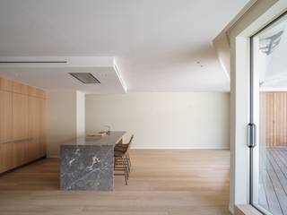 <br />Appartement de luxe avec deux chambres, grande terrasse et situation centrale sur la Kouter<br /><br />Cet appartement deux chambres (construction 2017) a été entièrement aménagé avec du mobilier sur mesure et fini avec des matériaux de haute qualité. Intemporel, il offre une surface habitable de 135 m² ainsi qu’une spacieuse terrasse de 17 m² avec vue sur la Kouter.<br /><br />L’appartement comprend une vaste chambre principale avec salle de bains attenante, ainsi qu’une seconde chambre plus compacte pouvant servir de dressing, de chambre d’amis ou de bureau. L’agencement réfléchi et la qualité des finitions assurent un confort de vie exceptionnel.<br /><br />Situé dans une résidence élégante et calme, l’appartement constitue le point de départ idéal au cœur de l’un des emplacements les plus exclusifs du centre-ville de Gand.<br /><br />En résumé : une propriété d’exception grâce à son emplacement AAA, ses finitions haut de gamme et son style intemporel.