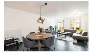 <p>Een mooi afgewerkt appartement op de eerste verdieping bestaande uit een woonkamer, ingerichte keuken, 2 slaapkamers, badkamer, wasplaats, ruim terras, overdekte autostaanplaats, lift.</p>