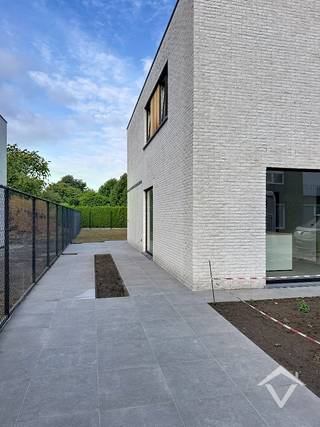 Deze nieuwbouwwoning is gelegen in het centrum van Koekelare en bestaat uit: oprit met carport - inkomhal - toilet - living - keuken - wasplaats - berging - nachthal - 3 slaapkamers - badkamer - toilet - terras - tuin. <br /><br />Troeven van deze woning: <br />- 10 zonnepanelen aanwezig <br />- energiezuinig <br /><br />EPC: woning in aanbouw. Vrij 1/10/2026. Huurprijs 1175 €/mnd.