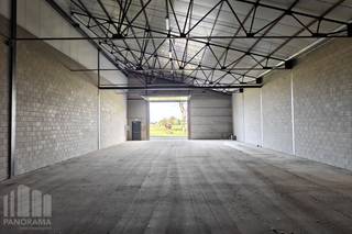 Nieuw gerenoveerde KMO-unit met een oppervlakte van 379 m², de unit maakt deel uit van de <strong>nieuwe KMO-ontwikkeling </strong>'VLASCO 2' bestaande uit 8 KMO-units met oppervlaktes tussen 375 m² en 385 m² (eventueel samen te voegen tot grotere entiteiten).<br /><br />Gelegen op de voormalige site van een oude vlasverwerkingssite in<strong> Kortemark</strong>, op een bedrijvensite langs de Vladslostraat, in een rustige maar strategisch goed bereikbare omgeving in Kortemark. Het project bevindt zich centraal in de driehoek Diksmuide, Torhout en Roeselare en ligt op korte afstand van de E403, wat zorgt voor een vlotte verbinding met de rest van West-Vlaanderen en daarbuiten.<br /><br />De magazijnruimtes worden opgebouwd uit een staalconstructie met als gevelbekleding een betonplint in combinatie met sandwichpanelen, de dakbedekking is voorzien in geprofileerde sandwichpanelen. Alle units zijn toegankelijk via een automatische sectionale poort (4,50 m B x 4,50 m H) en een aparte toegangsdeur. Bijkomend zijn de magazijnen met een vrije hoogte van +/- 4,84 m tot +/- 8,32 m onder dak, uitgerust met een betonvloer en zijn de nodige nutsvoorzieningen aanwezig (water, elektriciteit).<br /><br />Ruime parkeer- en manoeuvreerruimte op de site. Per unit zijn er minstens 3 parkeerplaatsen voorzien.<br /><br />Onmiddellijk beschikbaar. Geschikt voor zowel opslag als productie.<br /><br />Contacteer<strong> PANORAMA B2B </strong>voor bijkomende inlichtingen, plannen of een vrijblijvend plaatsbezoek op <strong>0479 70 70 73</strong>.