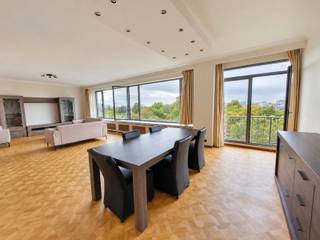 <p><strong>Zeer ruim en aangenaam gemeubeld appartement van ca. 180m² met vier slaapkamers en panoramisch uitzicht op het Stadspark. Gelegen op de achtste verdieping van een residentieel gebouw, nabij openbaar vervoer, winkels, scholen, de diamantwijk en gezellige cafés en restaurants. Ook de belangrijke in- en uitvalswegen zijn vlot bereikbaar.</strong></p>
<p><strong><span>INDELING:</span></strong></p>
<p><span>De INKOMHAL van ca. 10m² op marmervloer, met gastentoilet, verwelkomt u in het appartement.</span></p>
<p><span>De zonnige en riante LEEFRUIMTE van ca. 57m² op parketvloer geniet dankzij de grote ramen van een maximale lichtinval en een prachtig groen uitzicht op het park. De aangename breedte biedt volop mogelijkheden voor een comfortabele zit- en eethoek.</span></p>
<p><span>De volledig ingerichte KEUKEN van ca. 18m² beschikt over alle toestellen, ruime opbergkasten en een gezellige ontbijthoek. Aansluitend bevindt zich het terrasje. </span></p>
<p><span>Via de NACHTHAL bereikt u de vier SLAAPKAMERS op parketvloer: twee van ca. 20m², één van ca. 14m² en één van ca. 11m². </span><span>De slaapkamers geven uit op het zuidoostelijk georiënteerde TERRAS.</span></p>
<p><span>De BADKAMER is uitgerust met een ligbad, douche, dubbele wastafel en toilet. Daarnaast is er een afzonderlijke DOUCHEKAMER met douche, wastafel, toilet en aansluitingen voor een wasmachine en droogkast.</span></p>
<p><span>Een KELDERBERGING op verdieping -1 is inbegrepen. <br /><br />Een AUTOSTAANPLAATS in het gebouw kan worden bijgehuurd voor € 180 per maand.<br /><br /></span></p>
<span><strong>BIJZONDERHEDEN: <br /></strong></span><span>* Toplocatie te Antwerpen centrum aan het Stadspark<br /></span>* Gemeubeld 4 slaapkamer appartement met parkzicht<br /><span>* Dubbele beglazing in PVC - draai-kipsysteem, airco aanwezig, EPC 181kWh/m² </span><br /><span>* Algemene onkosten: € 420/maand (prov. verwarming, water en algemeen onderhoud inbegrepen)</span><br /><span>* Inclusief kelder<br /></span>