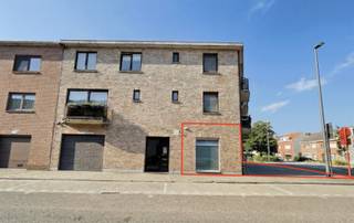 <p>Grâce à sa large façade dotée de grandes baies vitrées et à sa superficie brute de 136 m², ce bien commercial bénéficie d’une visibilité exceptionnelle ainsi que d’un abondant apport de lumière naturelle, créant un environnement de travail agréable et professionnel. Sa situation stratégique le long d’un axe très fréquenté garantit une excellente accessibilité et une forte visibilité commerciale.<br />L’un des principaux atouts de ce bien réside dans la présence d’au moins cinq emplacements de parking pouvant être utilisés par l’occupant, offrant un confort appréciable tant pour les collaborateurs que pour les visiteurs. De plus, le bien se situe à proximité immédiate des arrêts de bus et de la gare, assurant un accès aisé en transports en commun.<br />Le bien convient parfaitement pour des bureaux, professions libérales, cabinets ou autres activités de services. Conformément aux dispositions de l’acte de base, les activités horeca ainsi que les activités liées à l’alimentation ne sont pas autorisées.<br />Le bien est équipé d’un chauffage central au gaz avec radiateurs, d’une production d’eau chaude via un boiler et de châssis PVC à double vitrage, contribuant au confort et à la performance énergétique. Le bâtiment bénéficie de faibles charges communes.<br />N’hésitez pas à contacter Frederik pour une première visite sans engagement ou pour toute information complémentaire: frederik@immo-time.be</p>