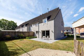 Op zoek naar een energiezuinige woning met vier slaapkamers op een rustige ligging? Deze verzorgde gezinswoning uit 2012 bevindt zich aan het einde van een doodlopende straat in Wielsbeke en combineert hedendaags wooncomfort met ruimte en rust.De woning beschikt over een aangename leefruimte, keuken en praktische garage. Met maar liefst vier slaapkamers is er voldoende plaats voor een groter gezin, een thuiskantoor of hobbyruimte. Daarnaast is er een zolder aanwezig die voor extra opbergruimte zorgt.Een absolute troef is het EPC-label A. Hierdoor geniet je van een energiezuinige woning met een laag energieverbruik en een uitstekend wooncomfort.Ook de ligging is bijzonder aangenaam. Aan het einde van een doodlopende straat geniet je van weinig doorgaand verkeer en een rustige woonomgeving, terwijl het centrum van Wielsbeke en de belangrijkste verbindingswegen vlot bereikbaar blijven.Te koop via Immo Beguin, jouw vastgoedexpert sinds 2009, met kantoren in Ronse, Waregem, Kortrijk, Deinze, Doornik, Lessines, Moeskroen en Nieuwpoort.Meer info of bezoek via luna@immobeguin.be