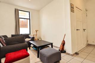 <p><span>GEZELLIGE WONING NABIJ HET CENTRUM</span></p><p><span> </span></p><p><span>Deze woning geniet van heel veel wooncomfort, mooie ruimtes en aangenaam veel licht. </span></p><p><span> </span></p><p><span>Inkom met traphal en doorsteek naar de leefruimte waar eethoek, zithoek en keuken vlot met elkaar verbonden zijn. <br />De keuken geniet van een mooie inrichting met heel veel kastruimte. <br />Een leuke uitbouw kan ingezet worden als hobbyhoek of extra woonplaats, heel veel glas zorgt er voor een ware tuin beleving. <br /><br />Er zijn 2 slaapkamers en een nette badkamer. <br />Een ruim terras en een groene tuin zorgen voor heel wat buitenplezier. </span></p><p><span> </span></p><p><span>Meubels inbegrepen in de huurprijs.</span></p><p><span> </span></p><p><span>NABIJ HET CENTRUM<br />VLOT BEREIKBAAR<br />LEUKE INDELING<br />AANGENAME BUITENRUIMTE</span></p>