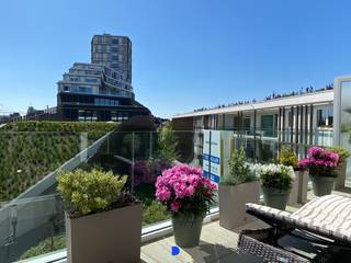 Mooi uitgerust en energiezuinig appartement in de vernieuwde stationsbuurt op wandelafstand van het centrum van Roeselare!<br /><br /><strong>Indeling:</strong><br />Inkomhal met gastentoilet.<br />Lichtrijke living & aansluitend de open keuken met eiland, composiet werkblad en alle voorzieningen (inductiekookplaat, koelkast, combi-oven, vaatwas).<br />Berging/wasplaats.<br /><br />Badkamer met inloopdouche en dubbel lavabomeubel.<br />2 slaapkamers met aansluiting voor tv/internet.<br /><br />Ondergrondse parkeerplaats, inbegrepen in de huurprijs.<br />Ruime ondergrondse berging.<br />Gemeenschappelijke fietsenstalling voor 2 fietsen.<br /><br />Zeer aangenaam terras met uitzicht op het binnenplein.<br /><br /><strong>Details:</strong><br />- lage energiefactuur dankzij de aansluiting op het Mirom-stadswarmtenet<br />- superisolerende beglazing met aluminium schrijnwerk<br />- het appartement is volledig geschilderd, voorzien van verlichtingsarmaturen en kwalitatieve gordijnen<br />- overal parket met uitzondering van keuken, badkamer, berging & toilet<br />- ondergrondse parkeerplaats inbegrepen in de huurprijs<br />- gemeenschappelijke lasten 60€/maand (totale huurprijs = 950 € per maand)<br />- beschikbaar vanaf 1 augustus 2026<br />- bewoners van Roelevard kunnen gebruik maken van Cambio autodelen<br />- slechts 2 appartementen per verdiep<br /><br /><strong>Huurwaarborg:</strong><br />3 maanden huur = 2.670 € via Korfine<br />Kosten plaatsbeschrijving: 250€ inclusief btw<br /><br /><strong>Kandidaat-huurders:</strong><br />Om jullie aanvraag vlot en correct te kunnen behandelen, vragen wij om bij jullie reactie volgende informatie te vermelden:<br />- Huidige woonplaats (gemeente/stad)<br />- Voor wie de huur bestemd is (aantal personen/samenstelling van het gezin)<br />- Gewenste startdatum huur<br />- Aanwezigheid huisdieren<br />- Wordt er binnen gerookt<br /><br /><strong>Contact:</strong><br />Voor meer informatie of een bezoek kan je Stijn contacteren op het nummer 0491 61 42 19 of info@stijndebusschere.be.