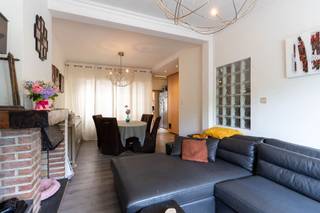 Gezinswoning met 160 m² woonruimte, te moderniseren veranda en tuin – Burcht – €289.000

Ruime gesloten bebouwing met 160 m² woonoppervlakte, droge kelder, veranda (te moderniseren), interne gang naar de tuin en 3 à 4 slaapkamers.
De keuken is degelijk maar ouder (±15 jaar). Achterbouw heeft potentieel; dak en ramen te vernieuwen.

Kenmerken:

160 m² woonruimte
212 m² perceel
Veranda te moderniseren
Tuin met vijver

EPC C
Asbestveilig asbestattest
Overstromingsscore A/A (geen overstroming gemodelleerd)

Bushaltes &amp; school op wandelafstand
Station 8 min fietsen
Dichtbij oprit E17 / R1

Vraagprijs: €289.000